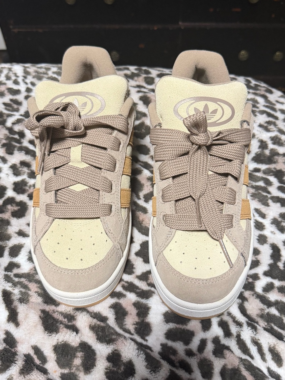 adidas campus00s Beta Men’s Beige & Brown Suede Low-Top Sneakers never used..